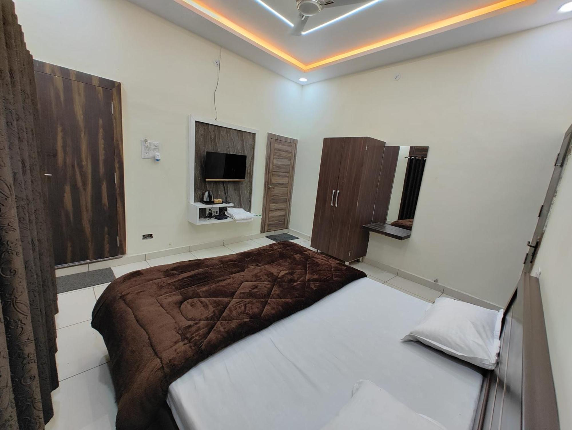 Hotel Jag Laxmi Palace Prime Location Main Road Near Mahakal Temple And Railway Station Ujjain Exterior photo