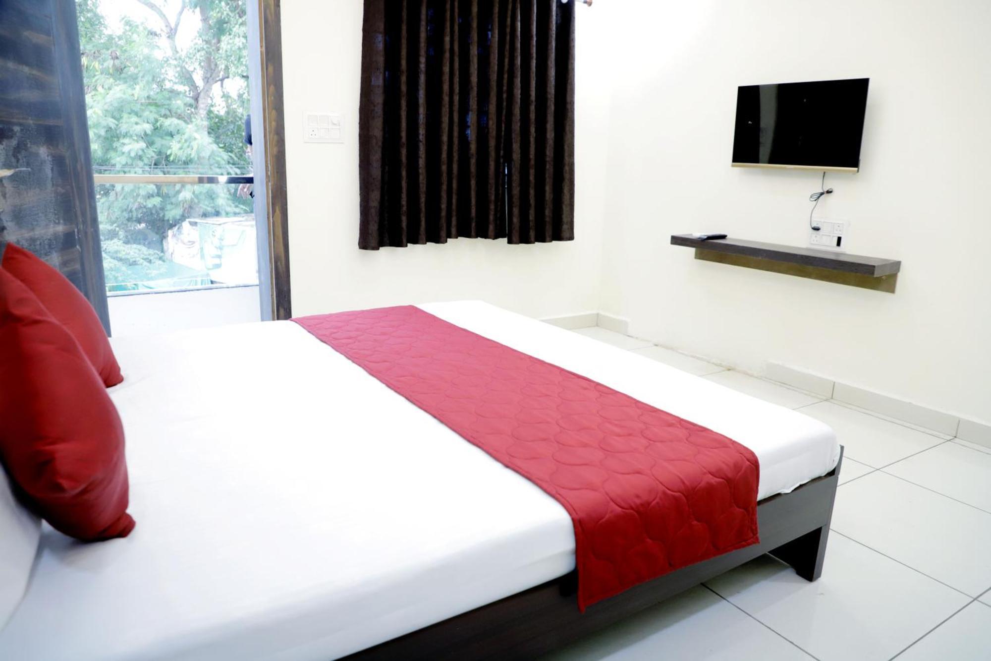 Hotel Jag Laxmi Palace Prime Location Main Road Near Mahakal Temple And Railway Station Ujjain Exterior photo