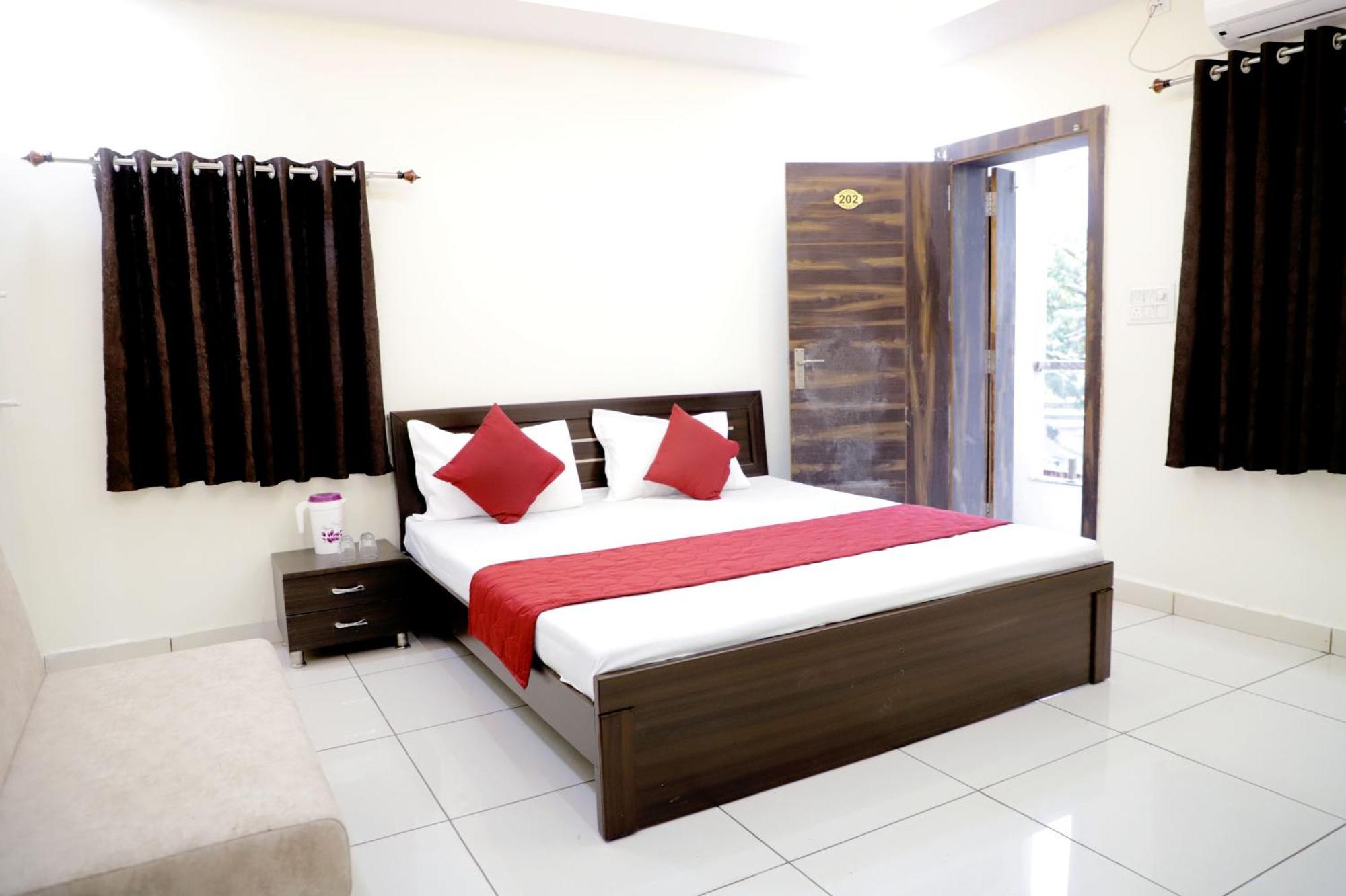 Hotel Jag Laxmi Palace Prime Location Main Road Near Mahakal Temple And Railway Station Ujjain Exterior photo